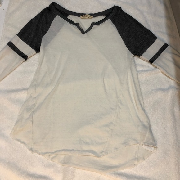 Long sleeve with small v neck - Picture 1 of 1